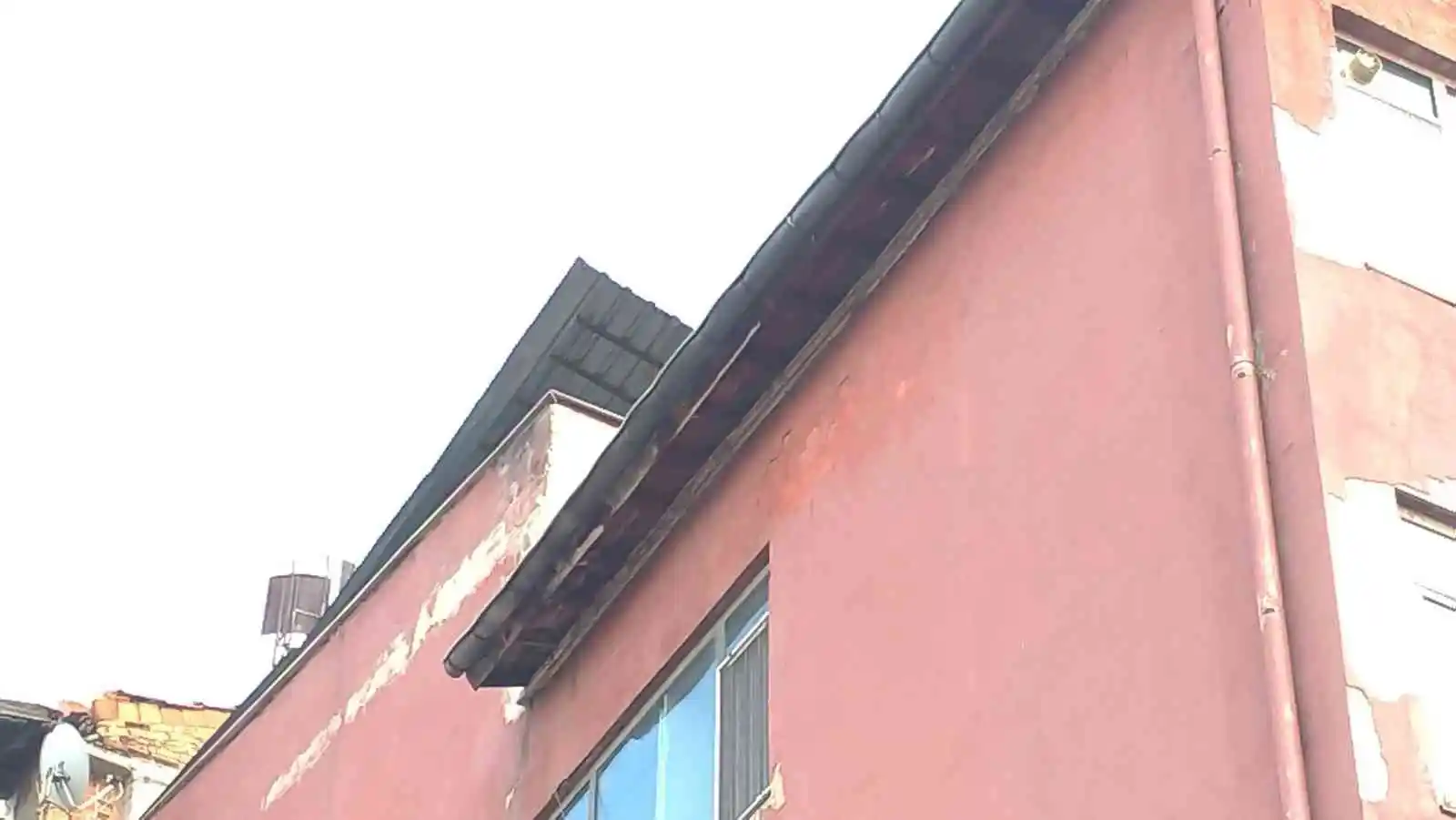 Rüzgarda kopan çatı ekipleri harekete geçirdi