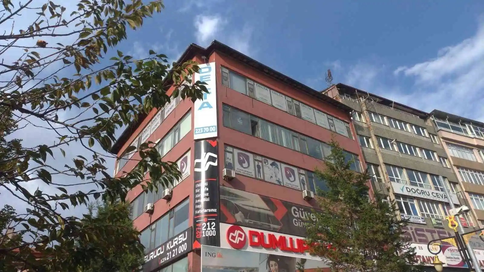 Rüzgarda kopan çatı ekipleri harekete geçirdi