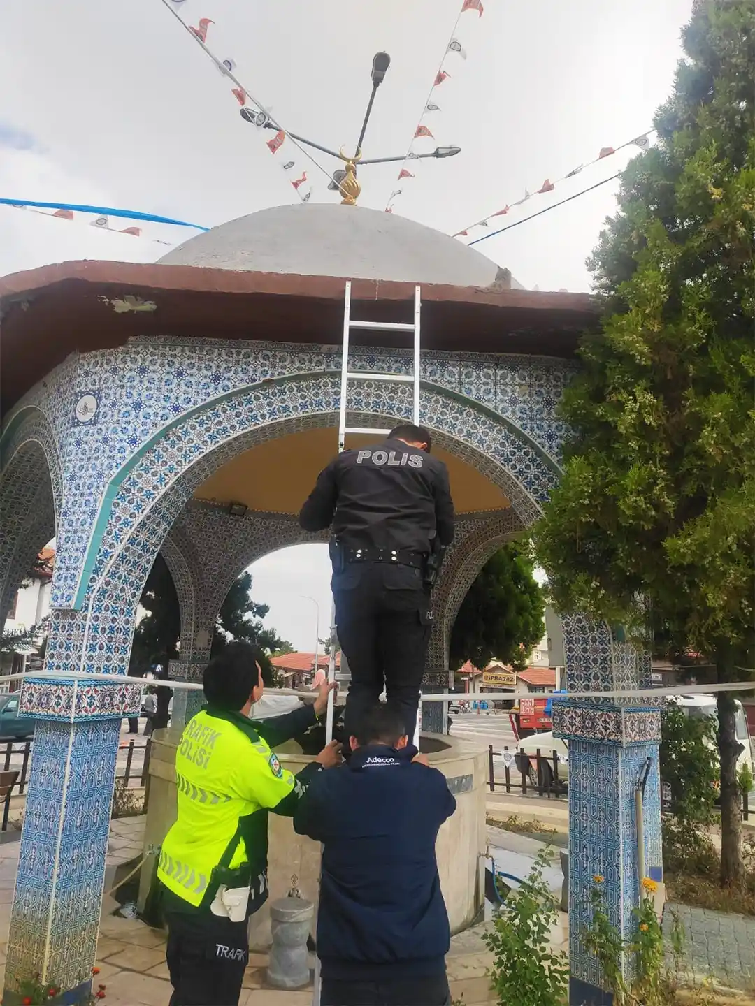 Şadırvanda mahsur kalan kediyi polisler kurtardı
