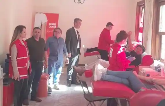 Sağlık personellerinden kan bağışı