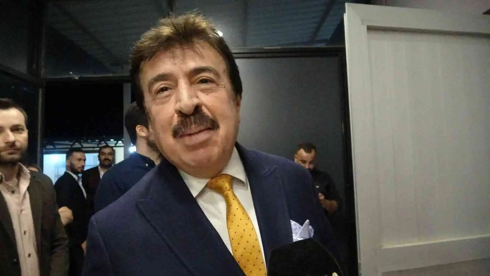 Şair Ahmet Selçuk İlkan sahnede 67. yaşını kutladı