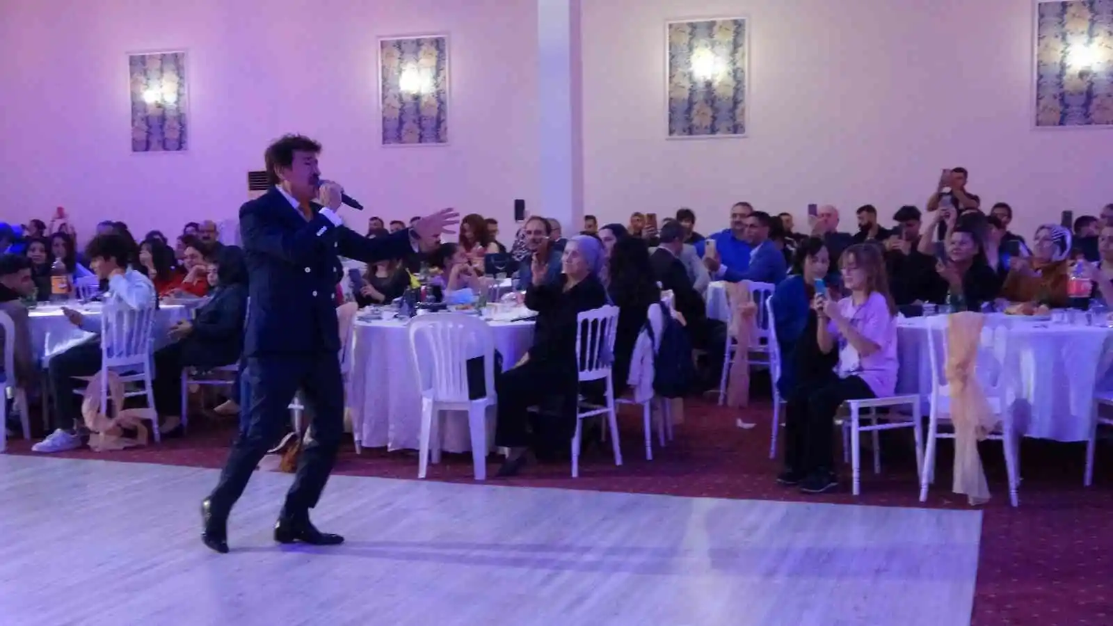Şair Ahmet Selçuk İlkan sahnede 67. yaşını kutladı

