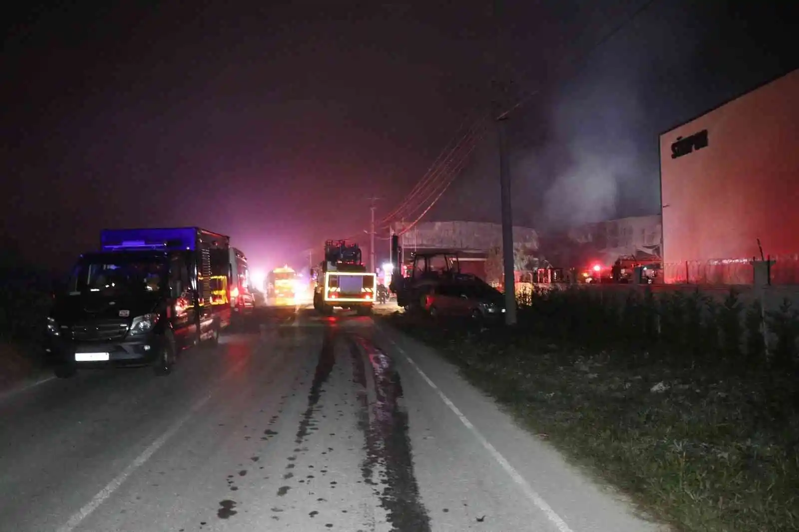 Sakarya’da sünger fabrikasındaki yangın kontrol altına alındı
