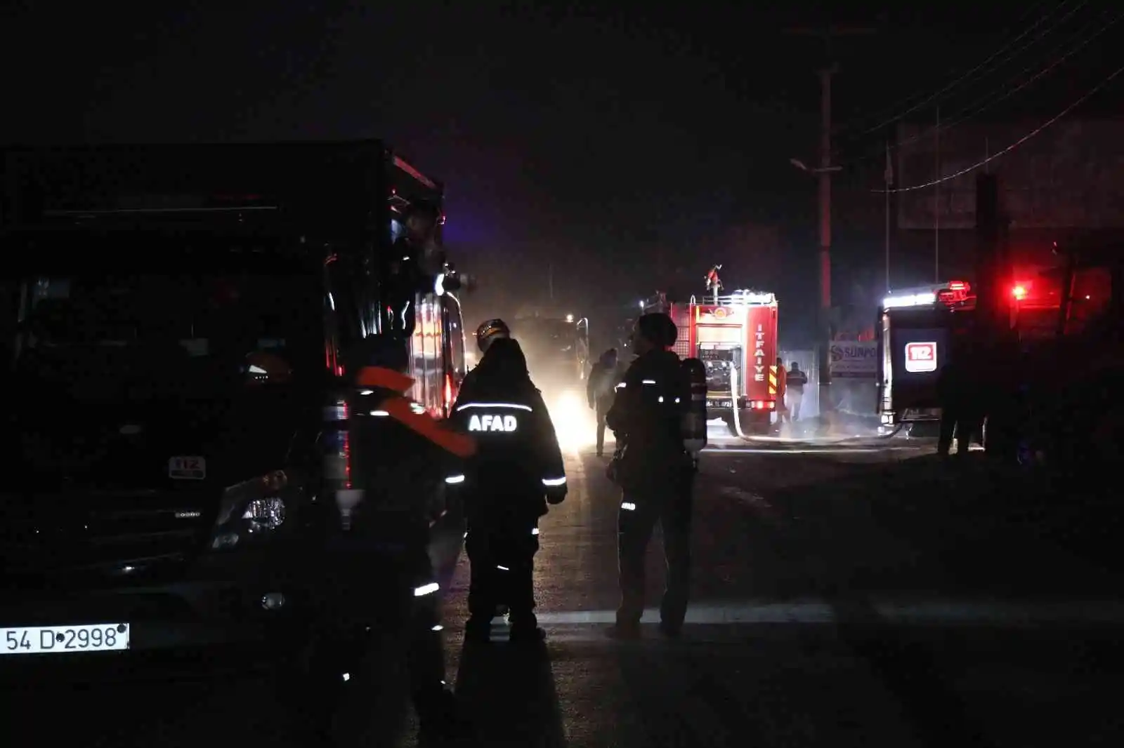 Sakarya’da sünger fabrikasındaki yangın kontrol altına alındı
