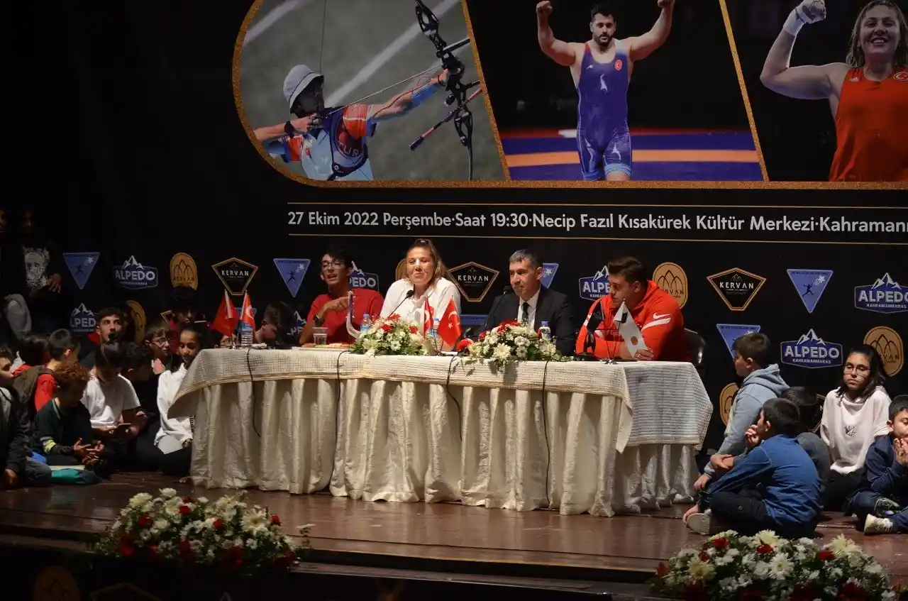 Şampiyonlar genç sporculara başarı hikayelerini anlattı