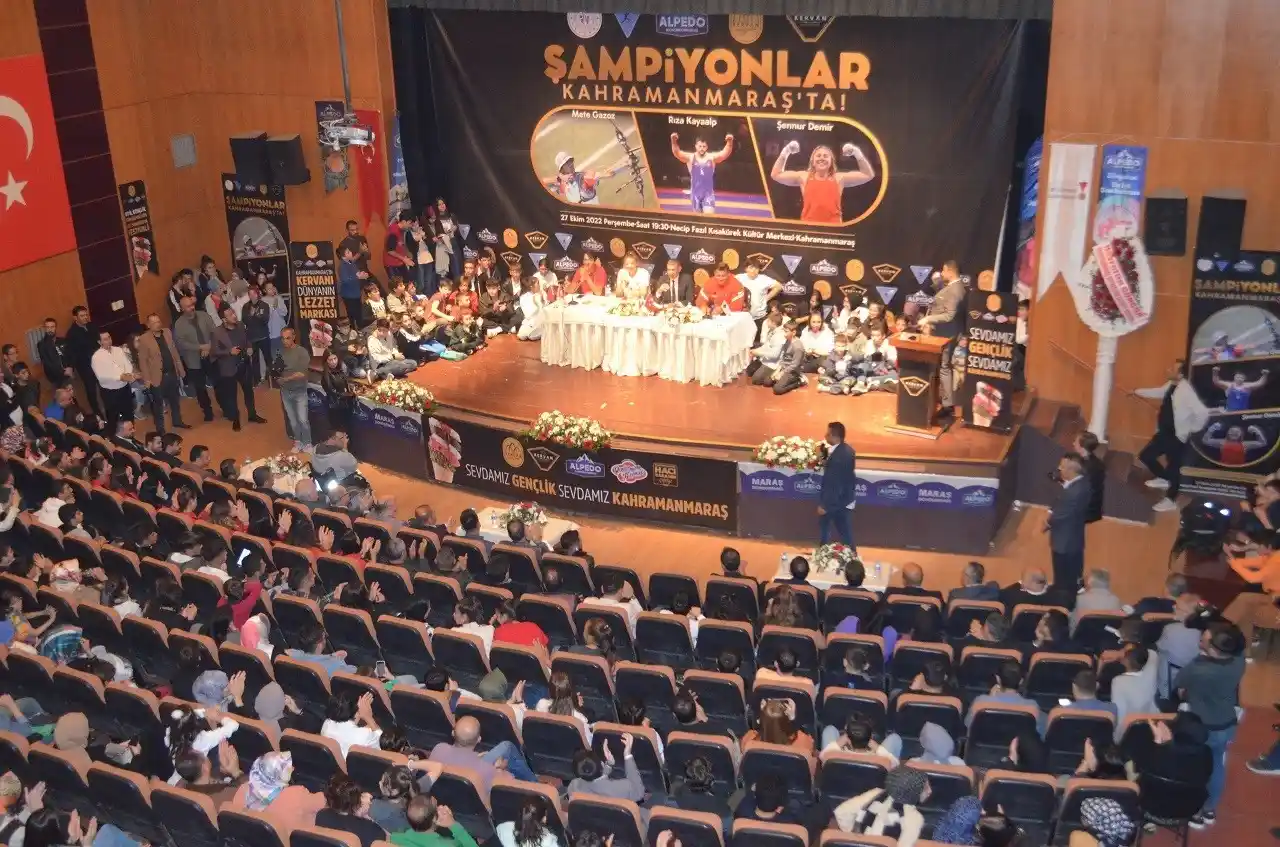 Şampiyonlar genç sporculara başarı hikayelerini anlattı
