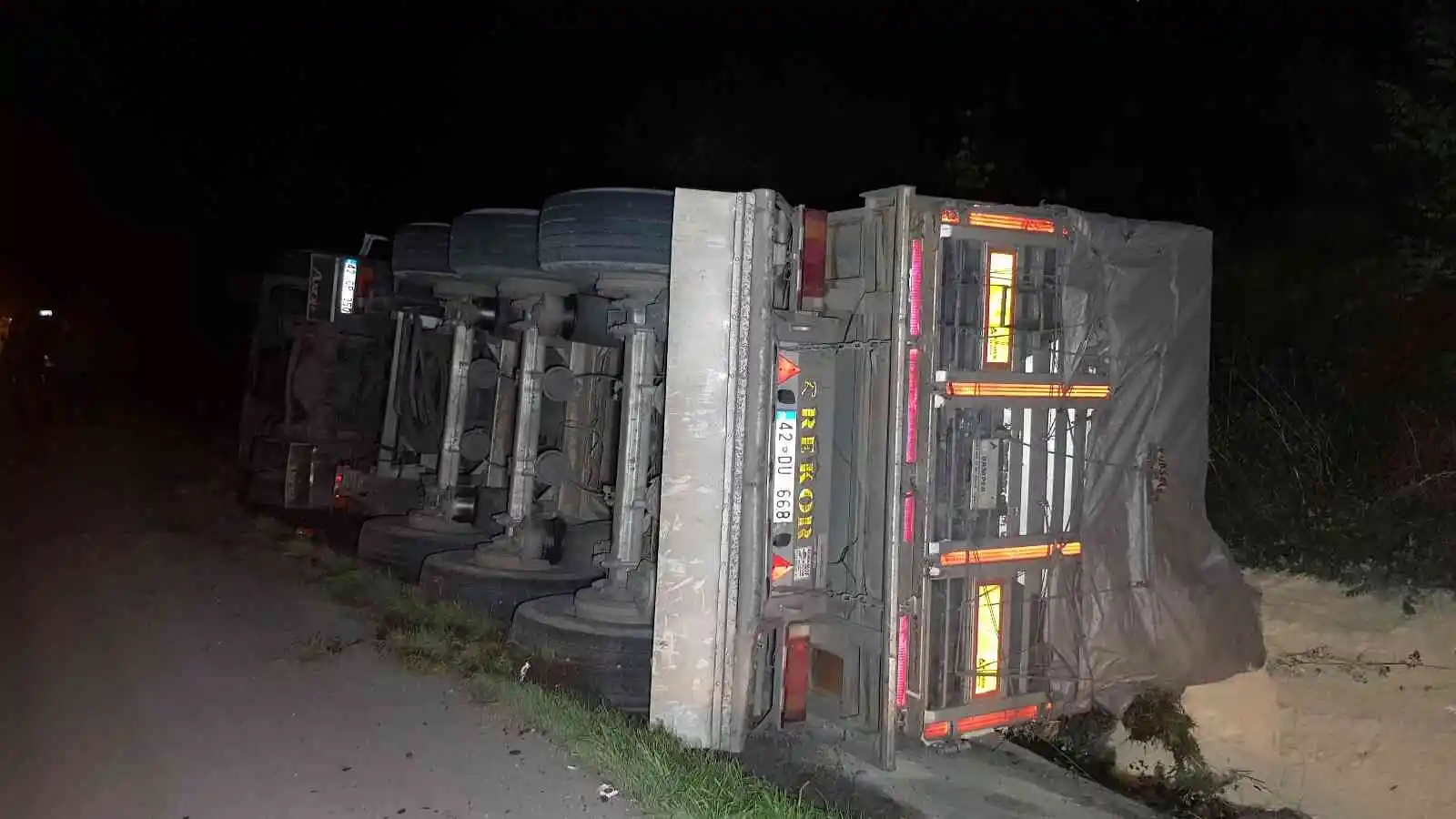 Samsun'da tır devrildi: 1 yaralı