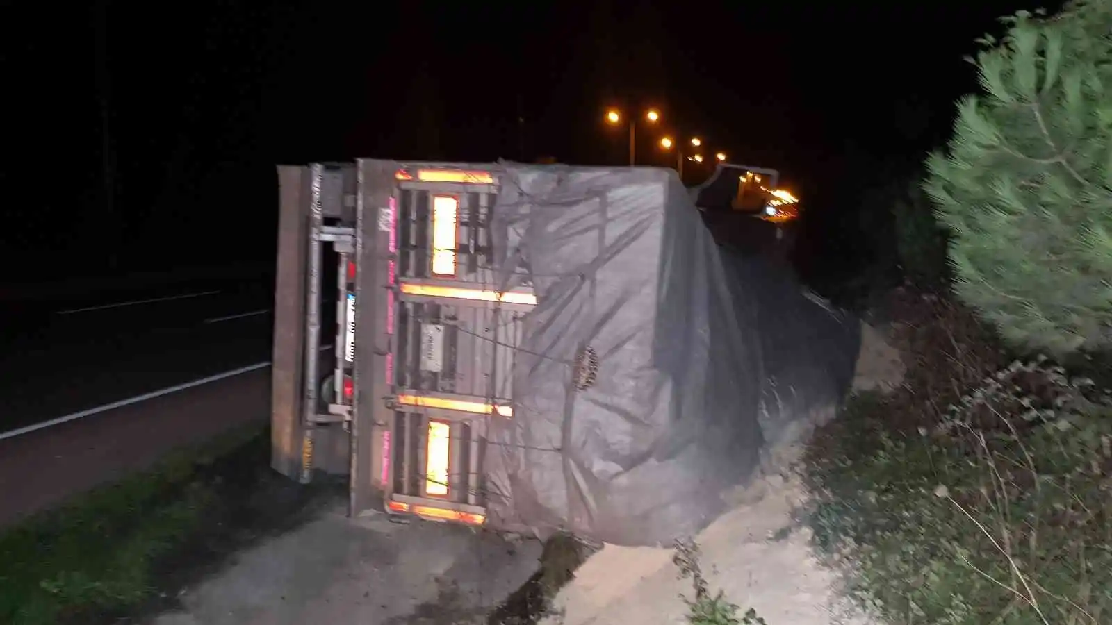 Samsun’da tır devrildi: 1 yaralı