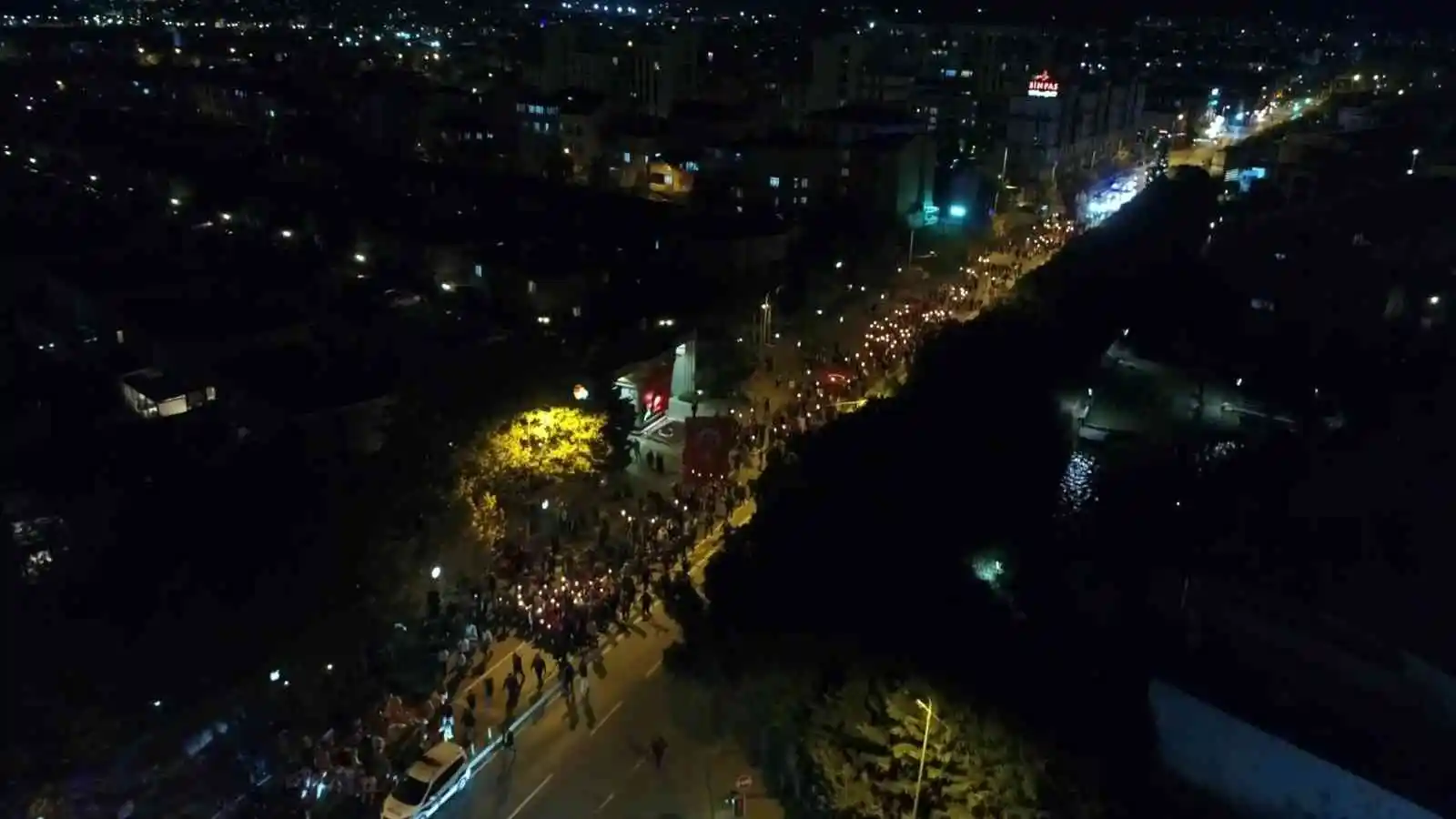 Sancaktepe’de Cumhuriyet coşkusu fener alayı ve Ebru Yaşar konseri ile yaşandı
