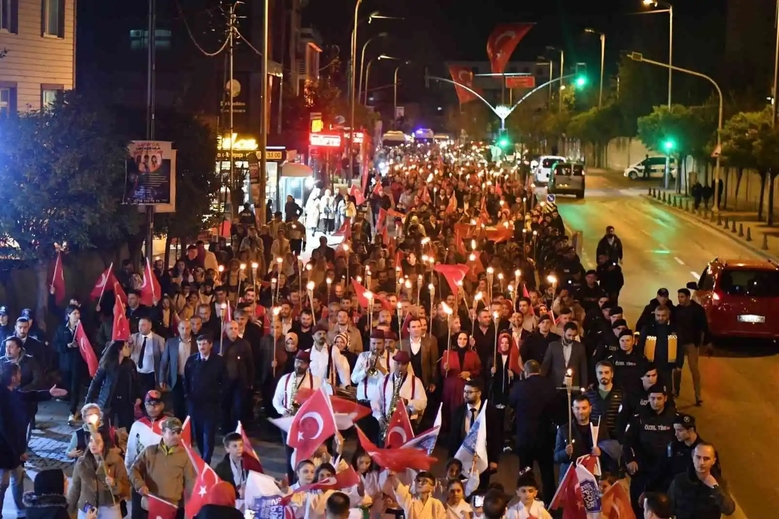 Sancaktepe’de Cumhuriyet coşkusu fener alayı ve Ebru Yaşar konseri ile yaşandı
