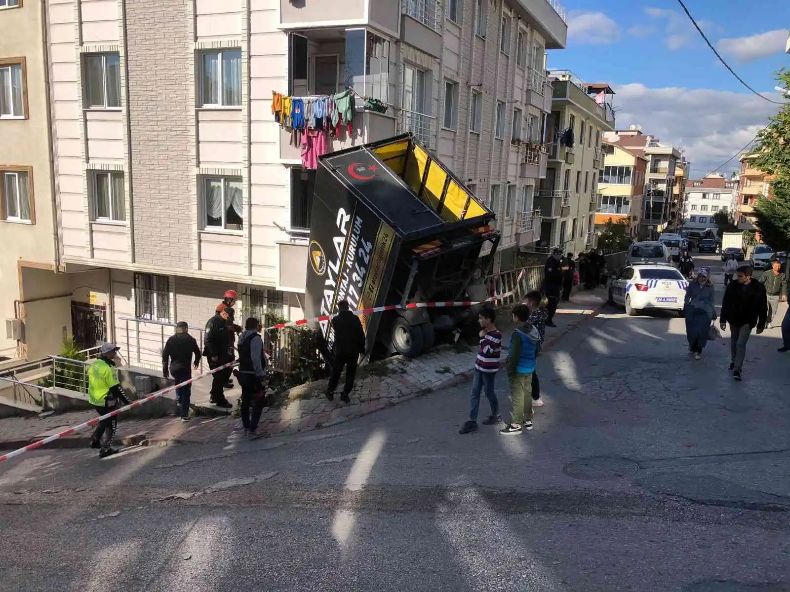 Sancaktepe'de freni boşalan kamyonet işçilerle birlikte bina bahçesine uçtu