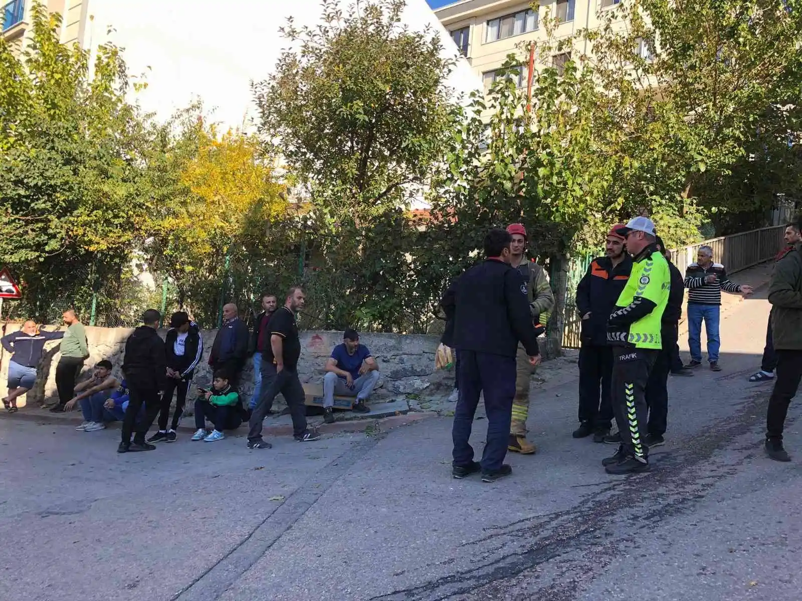 Sancaktepe’de freni boşalan kamyonet işçilerle birlikte bina bahçesine uçtu