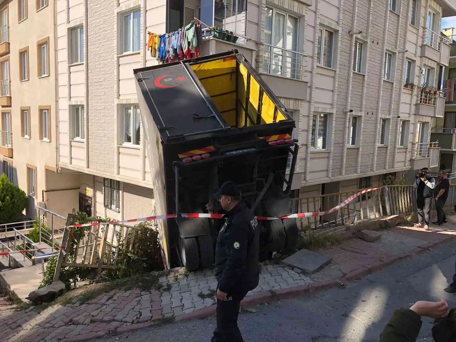 Sancaktepe’de freni boşalan kamyonet işçilerle birlikte bina bahçesine uçtu