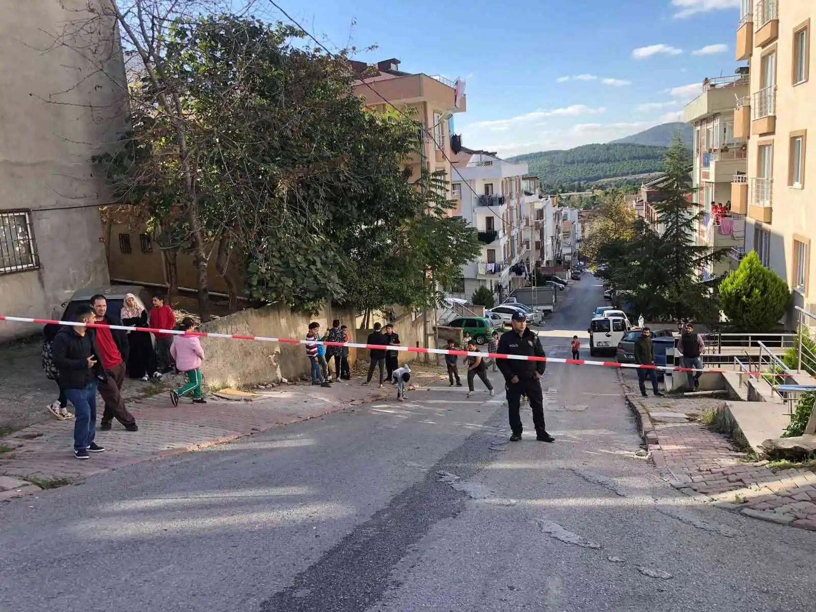 Sancaktepe’de freni boşalan kamyonet işçilerle birlikte bina bahçesine uçtu