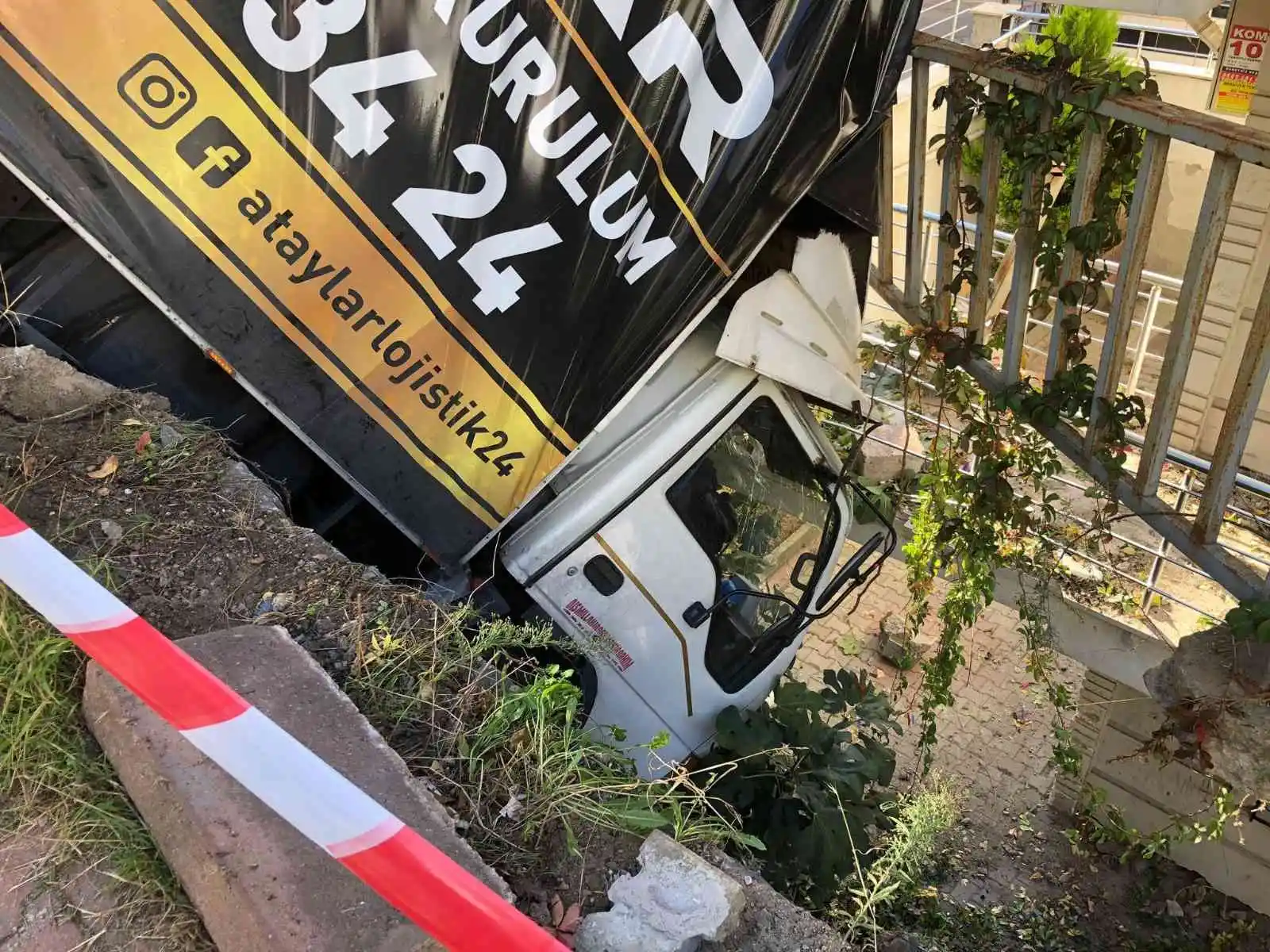 Sancaktepe’de freni boşalan kamyonet işçilerle birlikte bina bahçesine uçtu