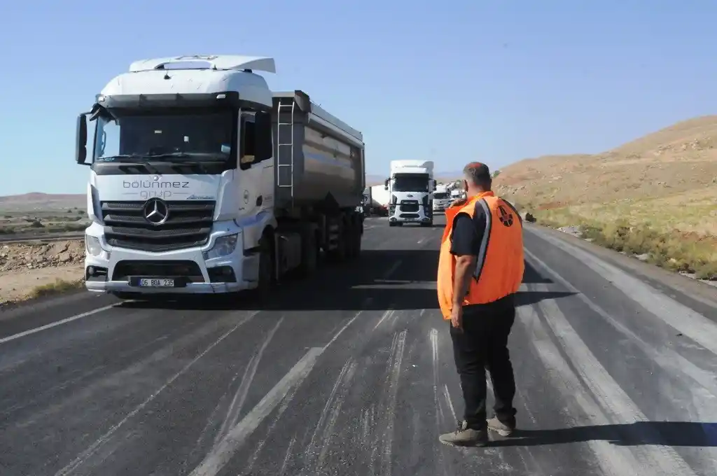 Şarampole devrilip yanan tırdan geriye demir yığını kaldı
