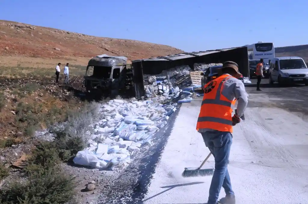 Şarampole devrilip yanan tırdan geriye demir yığını kaldı
