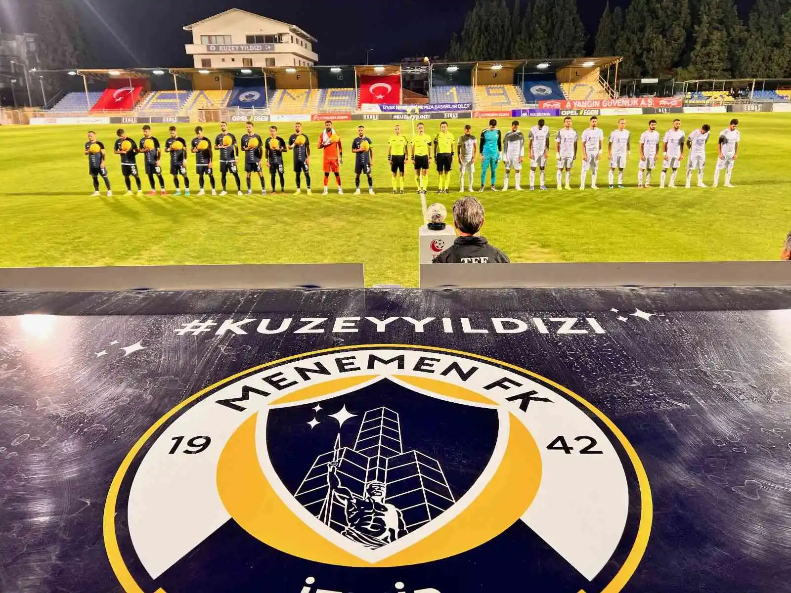 Şehit madenciler için sahaya baretle çıktılar