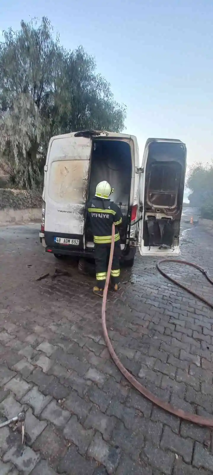 Seyir halindeki kamyonet cayır cayır yandı
