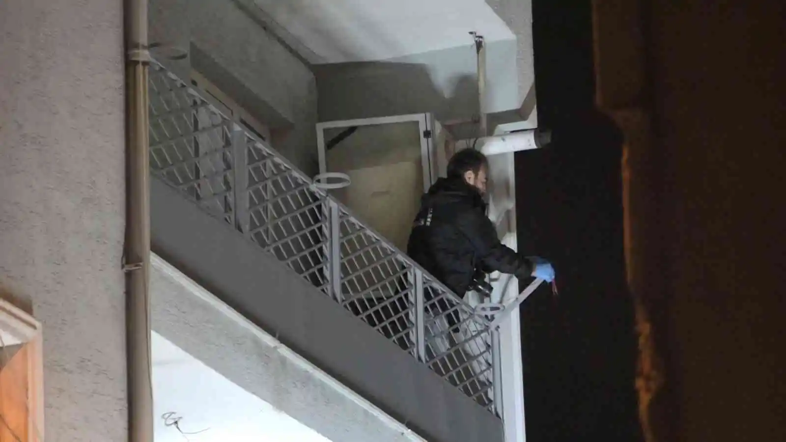 Şiddet gören kadını kurtarmak isteyen polis memuru şehit oldu