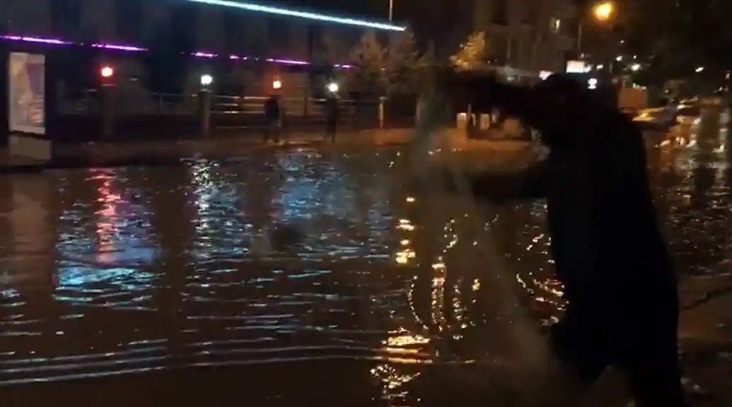 Siirt'te ilginç görüntü: Sağanak sonrası göle dönen caddeye ağ attı