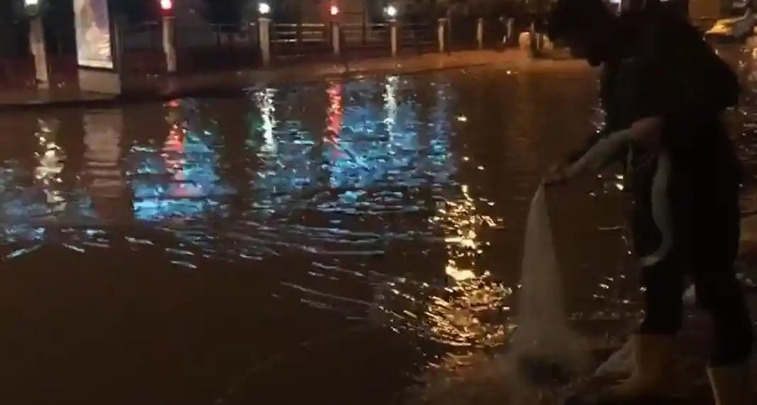 Siirt’te ilginç görüntü: Sağanak sonrası göle dönen caddeye ağ attı