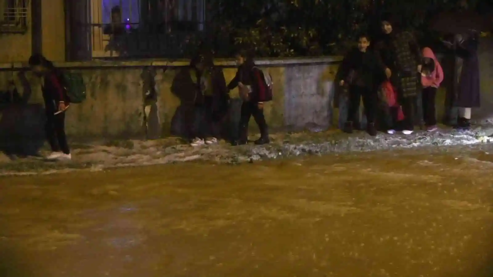 Siirt'te sağanak yağış sonrası caddeler dereye döndü, vatandaşlar zor anlar yaşadı
