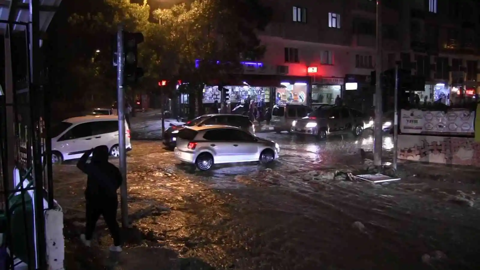 Siirt’te sağanak yağış sonrası caddeler dereye döndü, vatandaşlar zor anlar yaşadı
