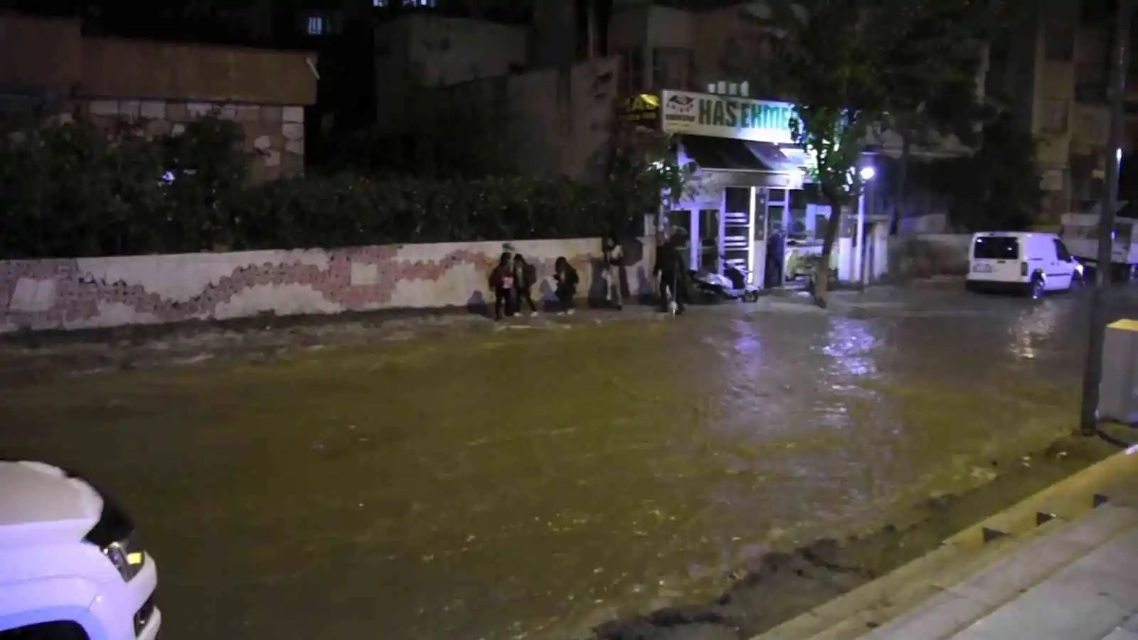 Siirt’te sağanak yağış sonrası caddeler dereye döndü, vatandaşlar zor anlar yaşadı
