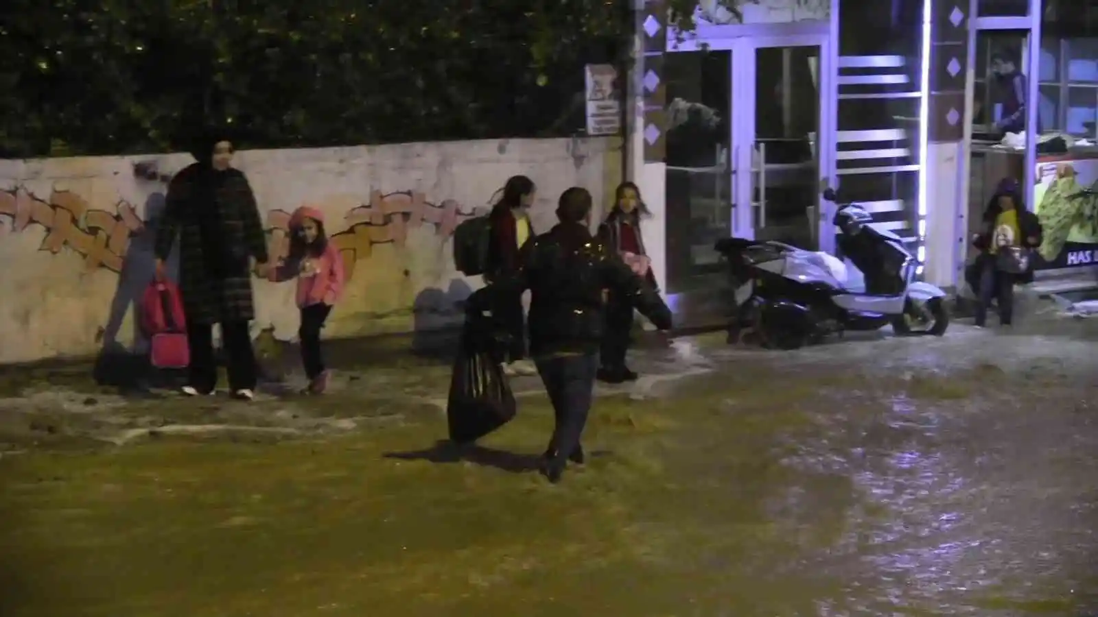 Siirt’te sağanak yağış sonrası caddeler dereye döndü, vatandaşlar zor anlar yaşadı
