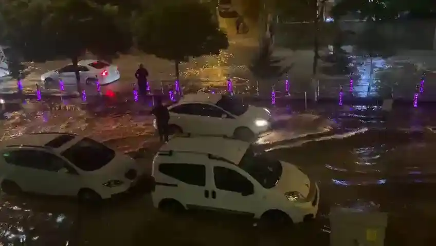 Siirt’te sağanak yağış sonrası caddeler dereye döndü, vatandaşlar zor anlar yaşadı
