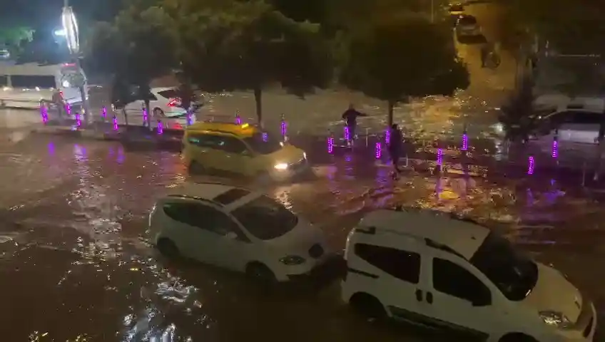 Siirt’te sağanak yağış sonrası caddeler dereye döndü, vatandaşlar zor anlar yaşadı
