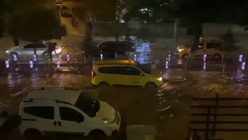 Siirt’te sağanak yağış sonrası caddeler dereye döndü, vatandaşlar zor anlar yaşadı

