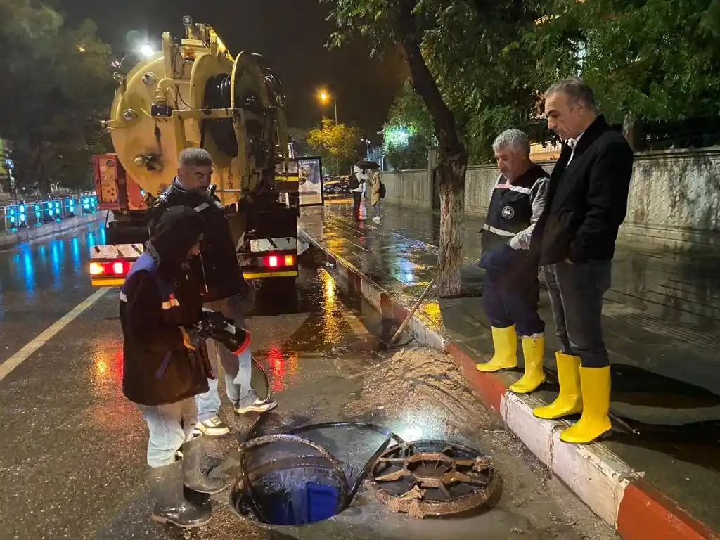 Siirt’te su taşkınının ardından temizlik ve hasar tespit çalışması yapıldı
