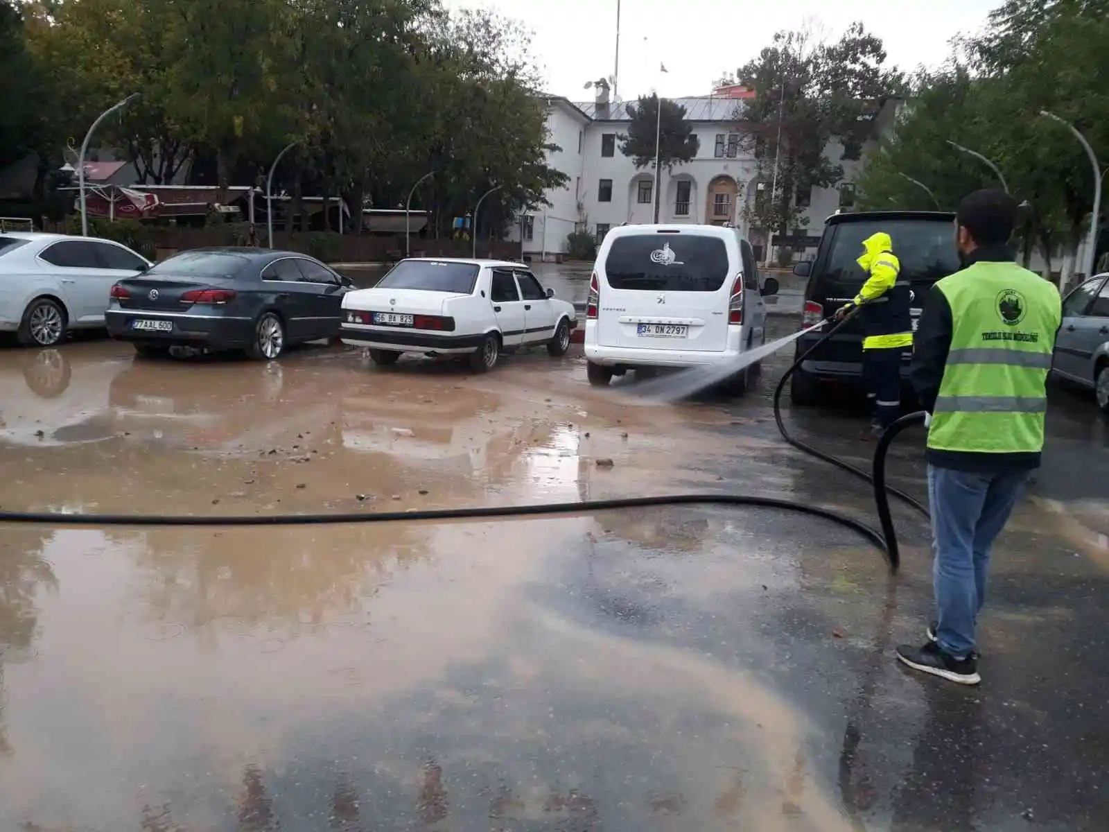 Siirt’te su taşkınının ardından temizlik ve hasar tespit çalışması yapıldı
