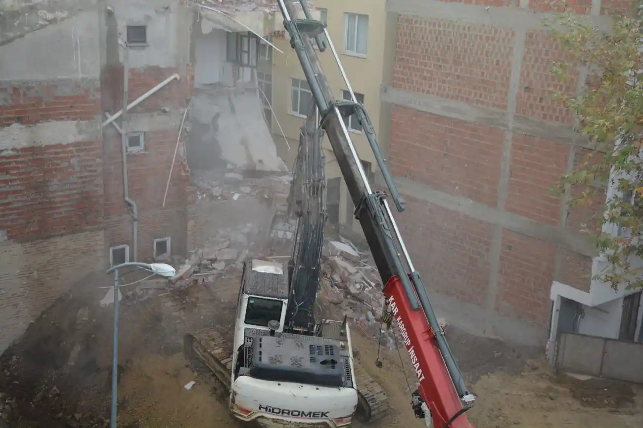 Sinop’ta temelinde kayma meydana gelen binada yıkım işlemleri başladı