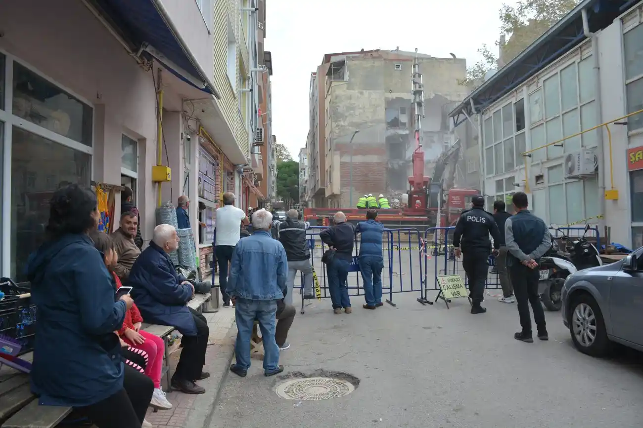 Sinop’ta temelinde kayma meydana gelen binada yıkım işlemleri başladı