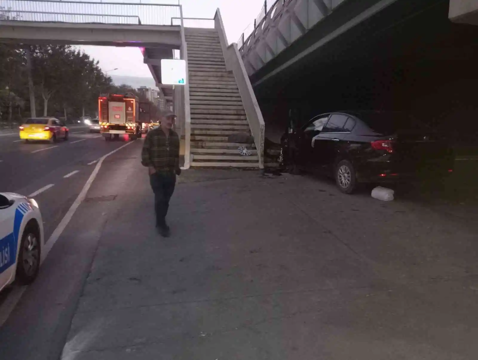 Şişli'de kontrolden çıkan otomobil üst geçit merdivenlerine çarptı: 1 yaralı