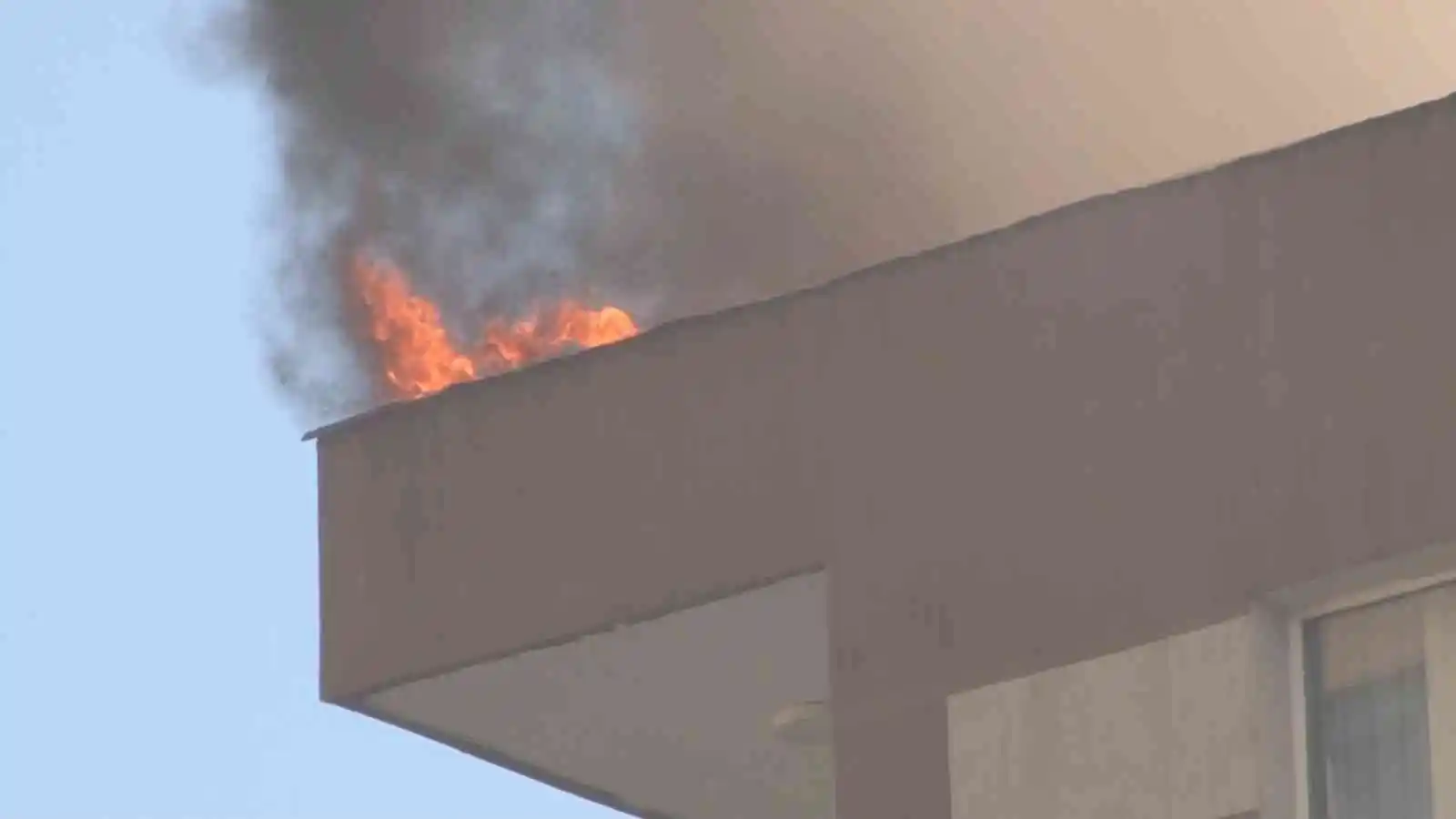 Şişli'de yangın paniği: 1 kişi dumandan etkilendi
