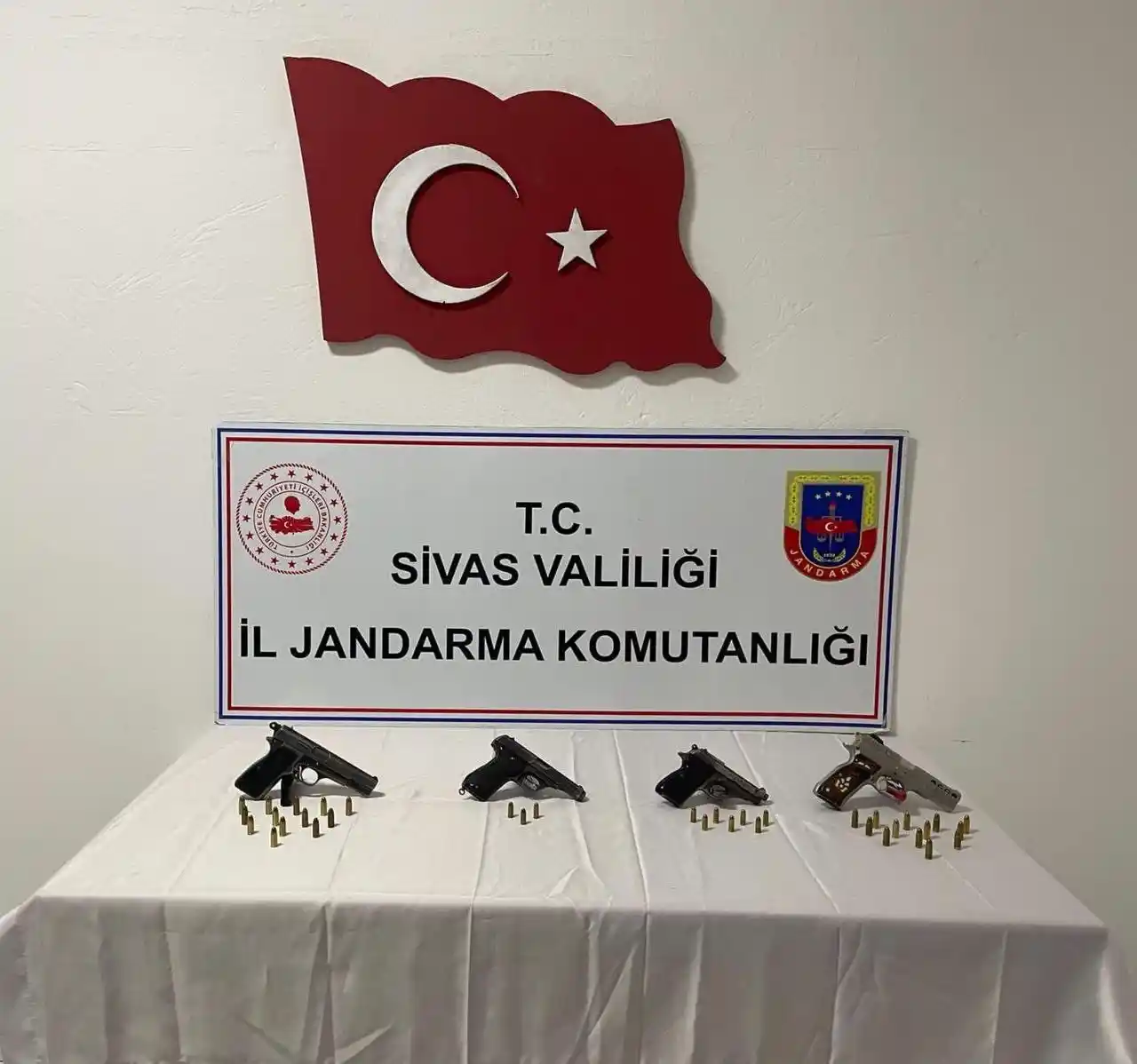 Sivas'ta 8 adet ruhsatsız tabanca ele geçirildi