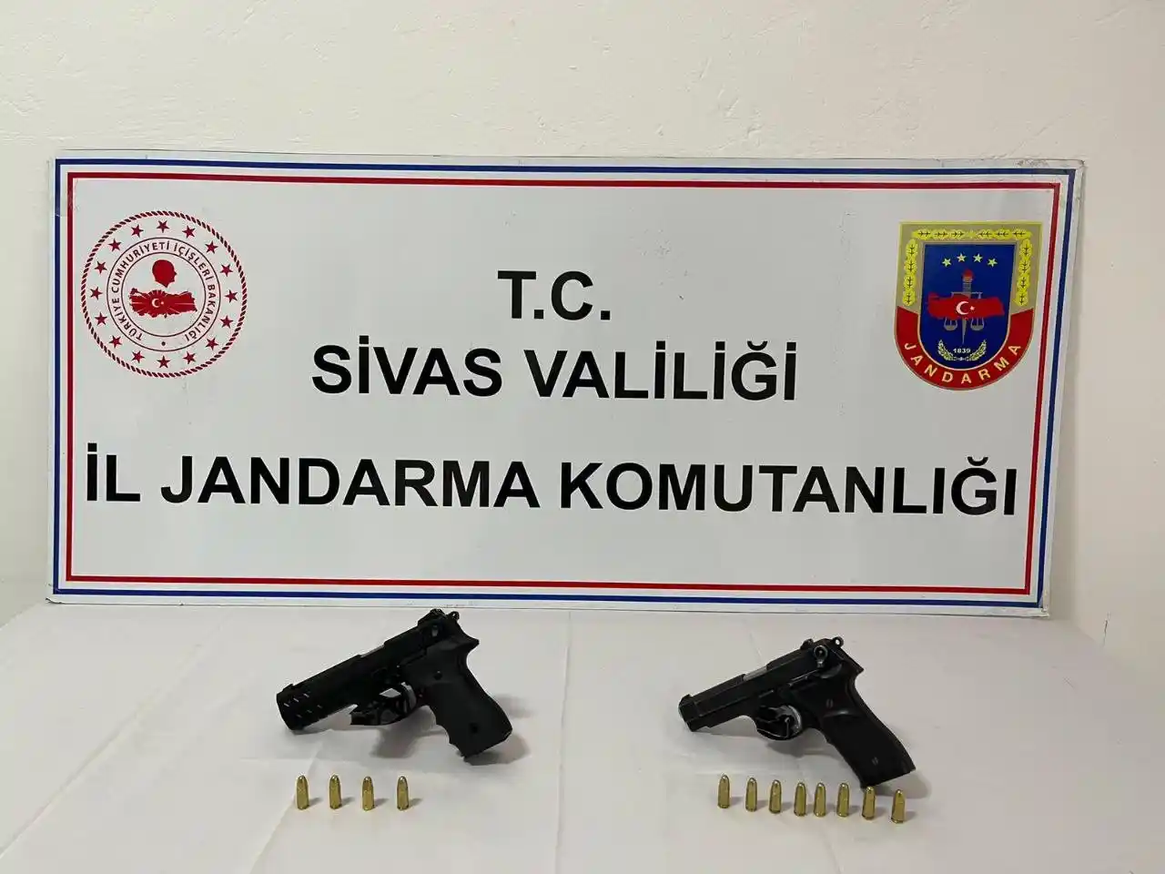 Sivas’ta 8 adet ruhsatsız tabanca ele geçirildi