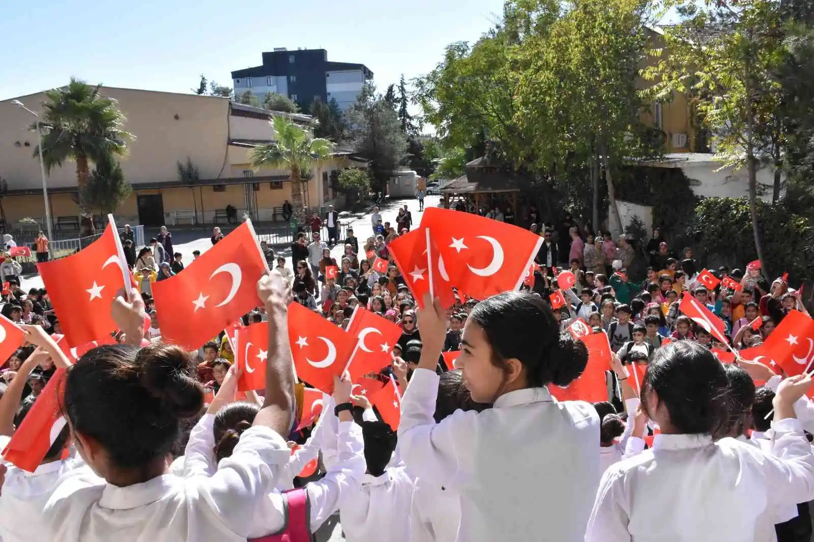 Siverek'te öğrenciler 29 Ekim'i coşkuyla kutladı
