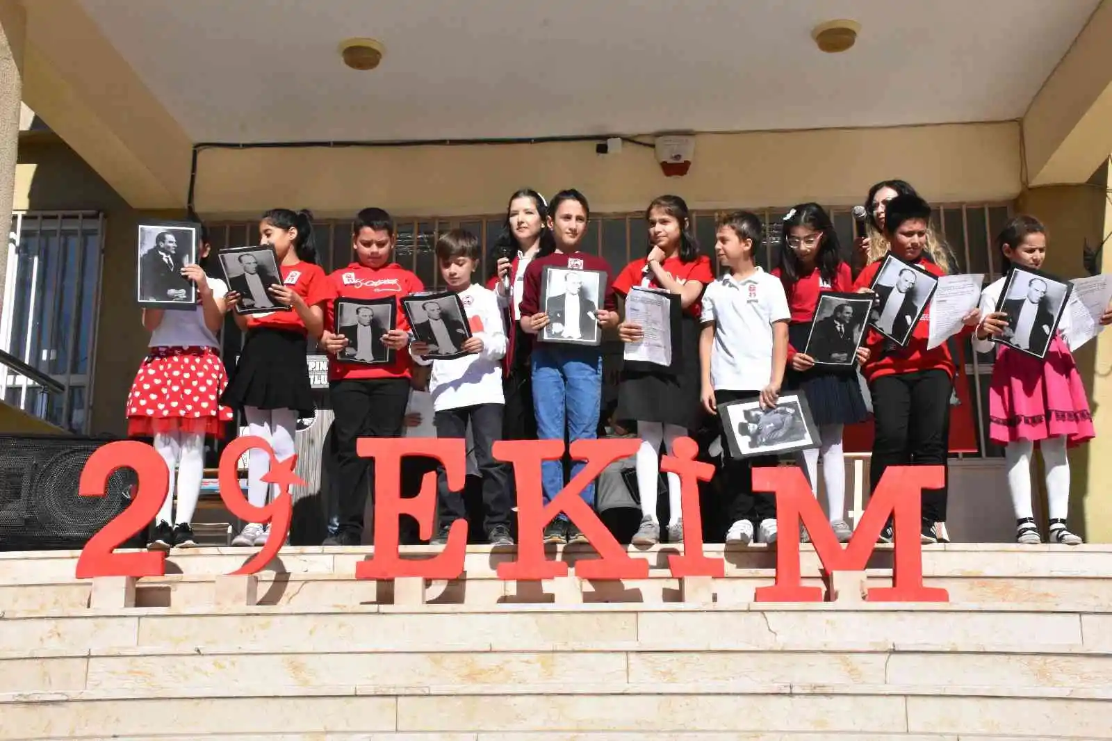 Siverek’te öğrenciler 29 Ekim’i coşkuyla kutladı