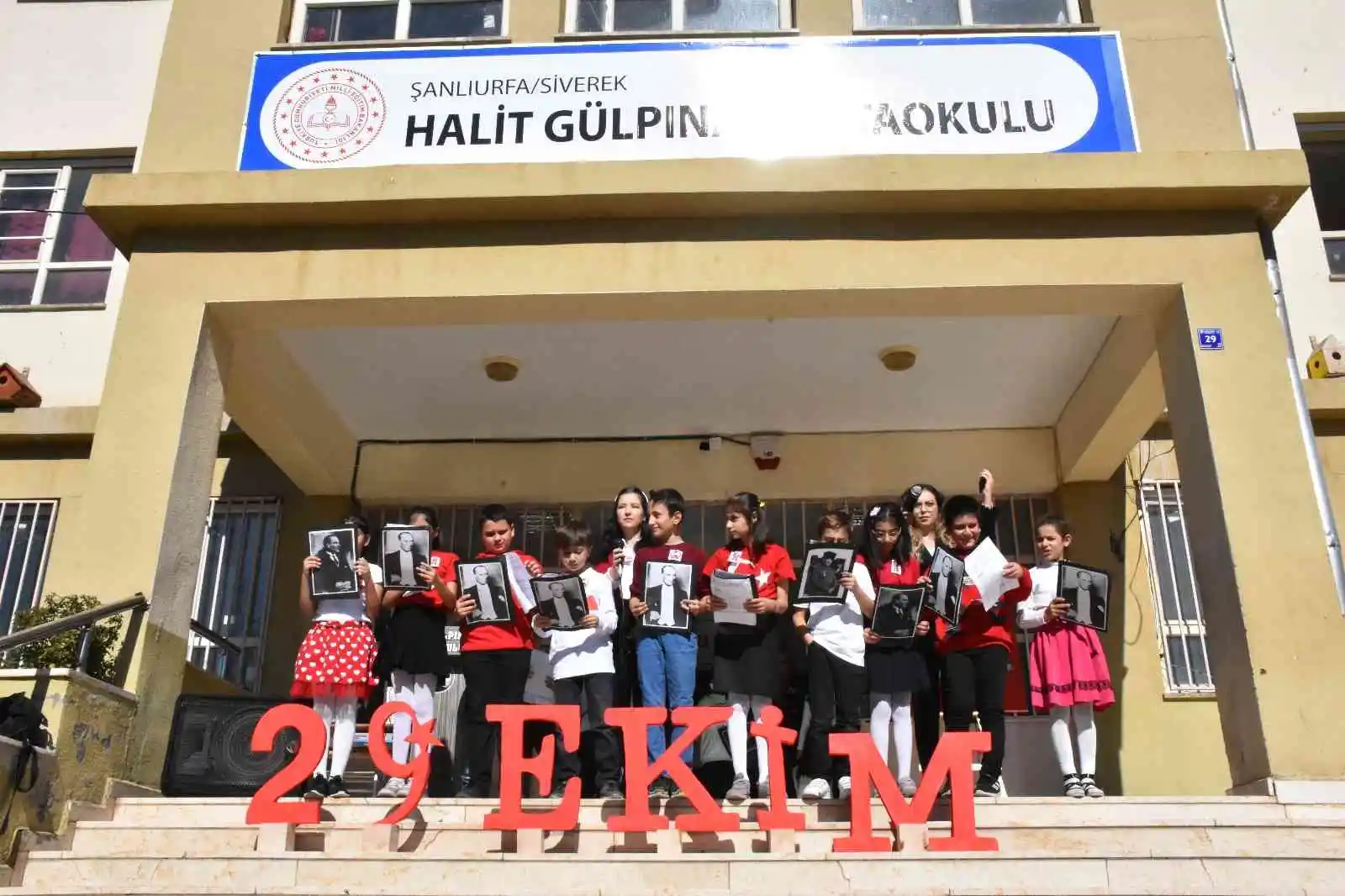 Siverek’te öğrenciler 29 Ekim’i coşkuyla kutladı