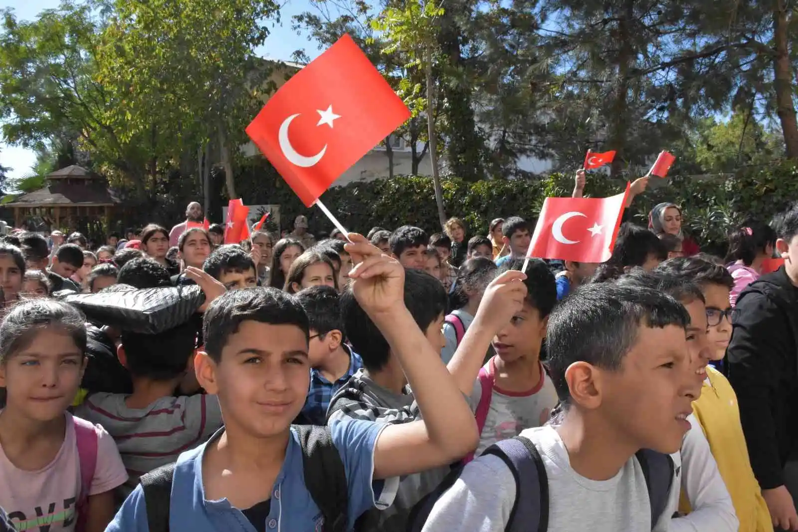 Siverek’te öğrenciler 29 Ekim’i coşkuyla kutladı