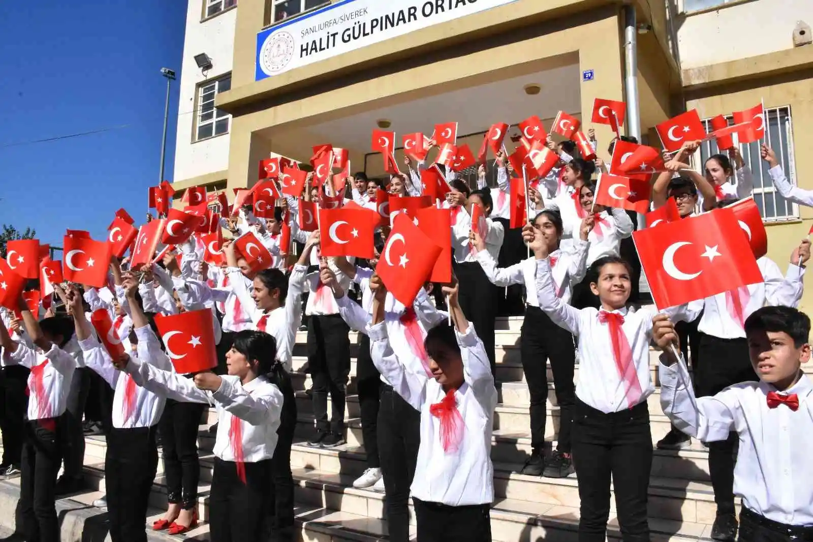 Siverek’te öğrenciler 29 Ekim’i coşkuyla kutladı