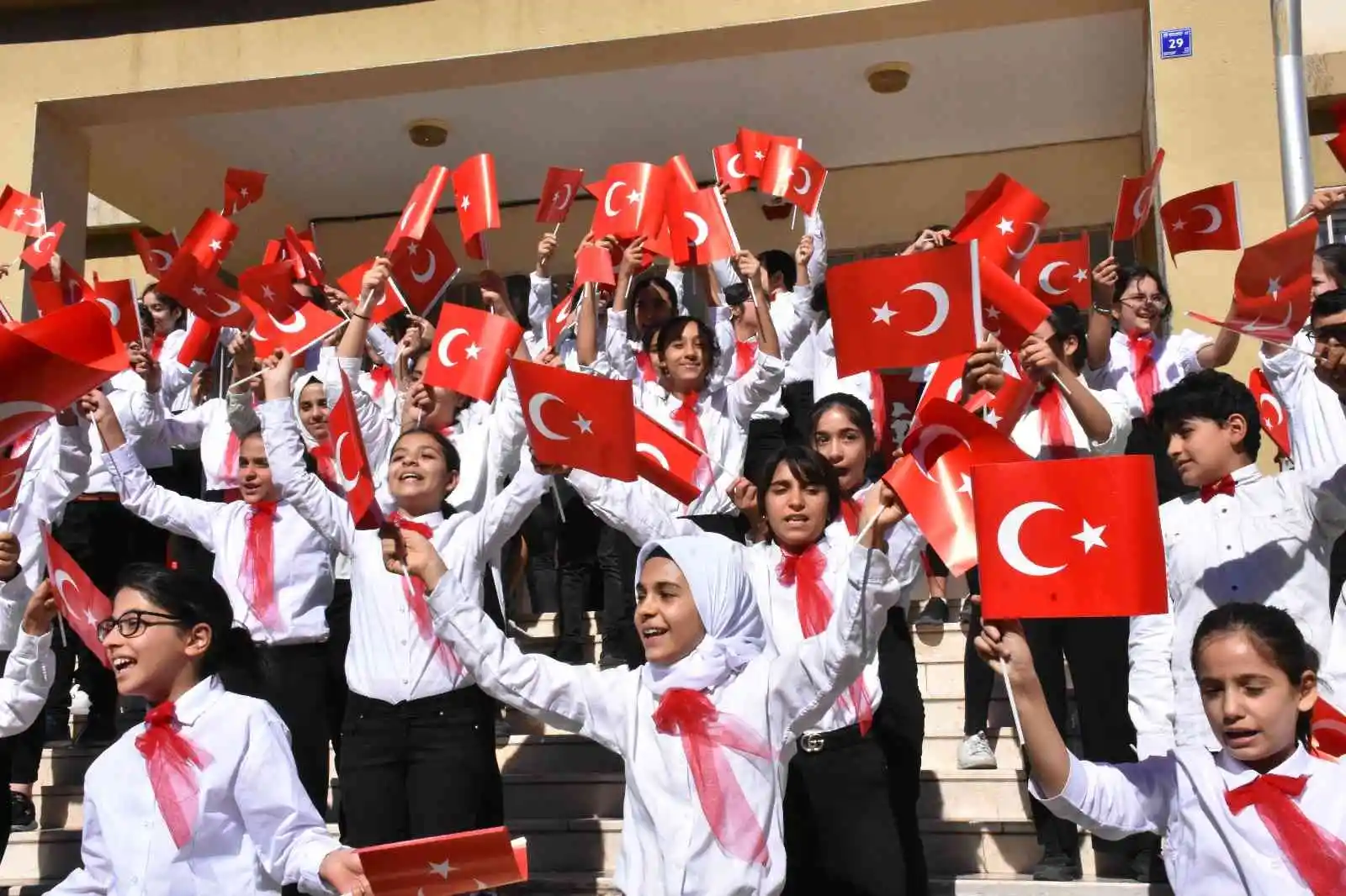 Siverek’te öğrenciler 29 Ekim’i coşkuyla kutladı