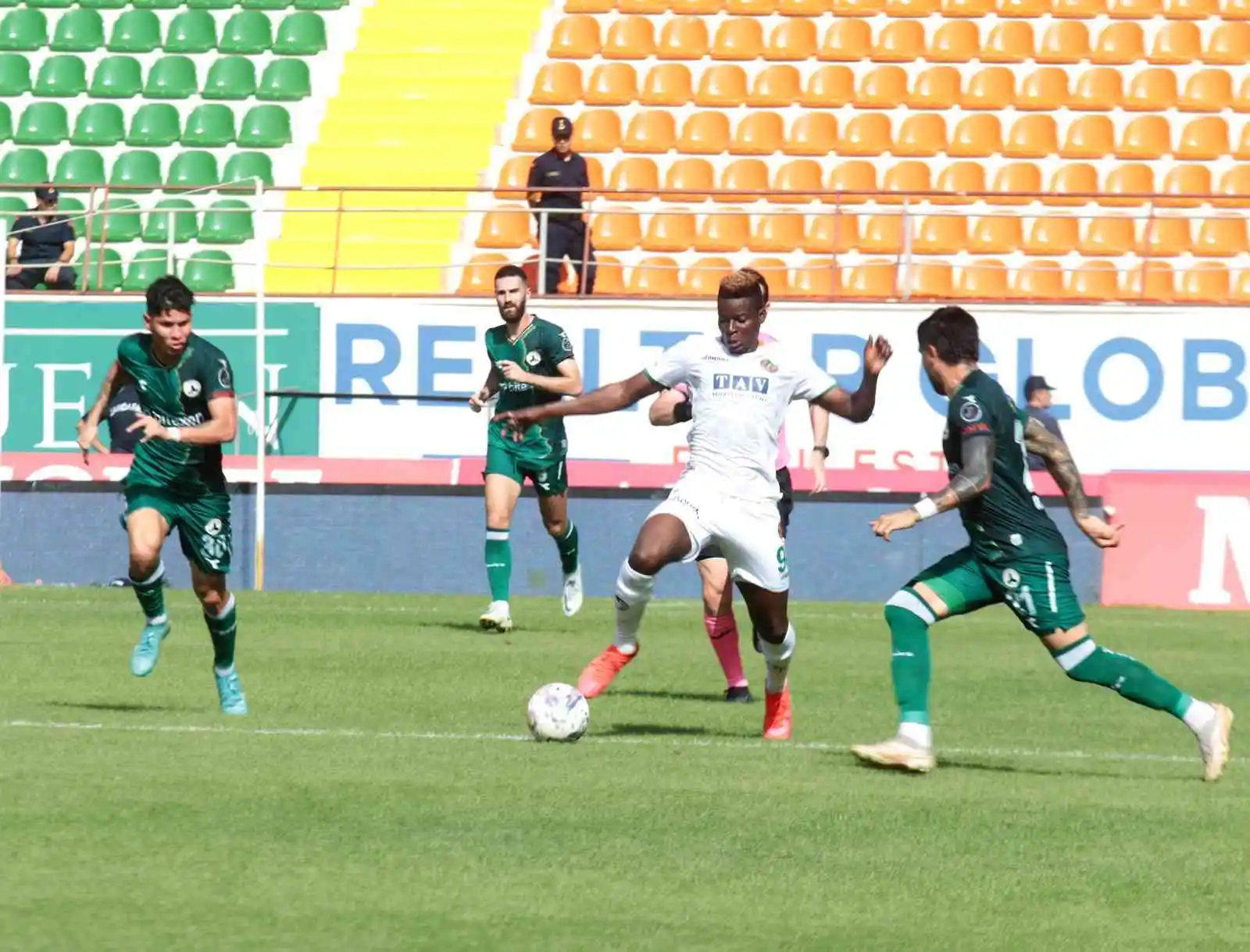 Spor Toto Süper Lig: Corendon Alanyaspor: 0 - Giresunspor: 0 (İlk yarı)
