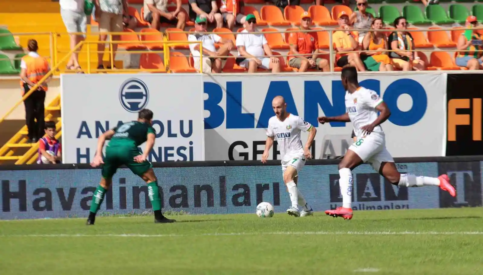 Spor Toto Süper Lig: Corendon Alanyaspor: 0 - Giresunspor: 0 (İlk yarı)
