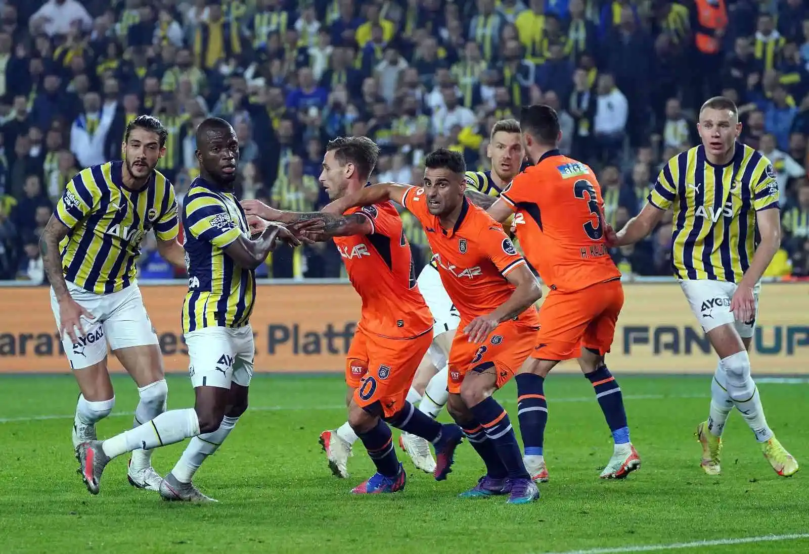 Spor Toto Süper Lig: Fenerbahçe: 0 - Medipol Başakşehir: 0 (İlk yarı)